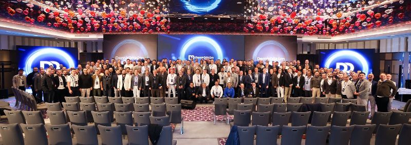 Büyütmek için resme tıklayın  DemirDöküm CEO'su Alper Avdel, Pazarlamadan Sorumlu Genel Müdür Yardımcısı Ufuk Atan, Satıştan Sorumlu Genel Müdür Yardımcısı Erol Kayaoğlu, Marka ve Müşteri Deneyimi Direktörü Bilge Kıran, Satış Direktörü Fırat İrfanoğlu ve Ürün Pazarlama Direktörü Eren Çiçekçiler tarafından katılımcılarla paylaşıldı.