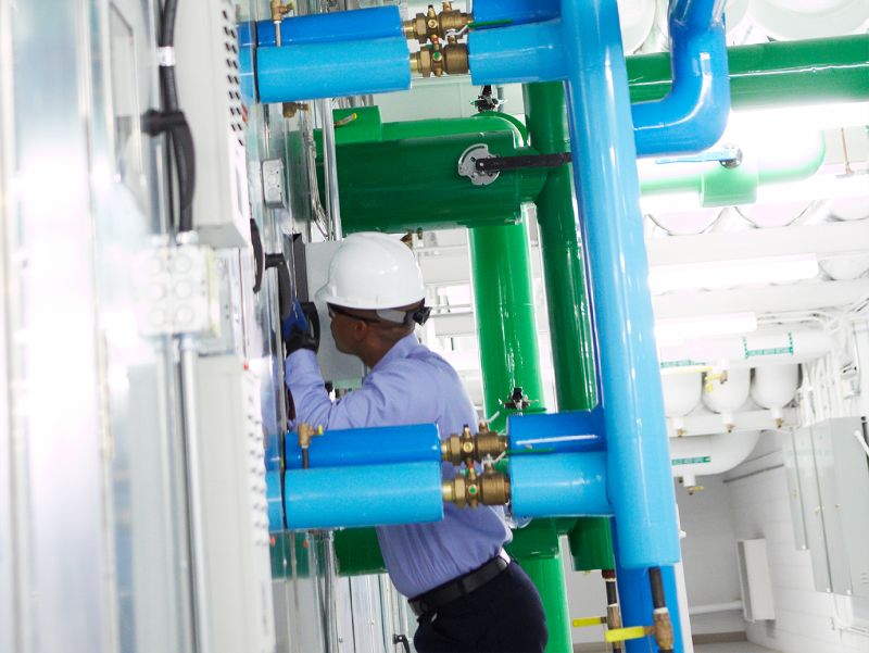 Johnson Controls, enerji, su ve yerden tasarruf sağlayan iki kademeli ekonomik santrifüjlü soğutma cihazı YORK YK-HT'yi tanıttı.